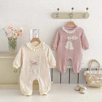 Tutina in maglia per neonata con coniglietto e colletto in pizzo