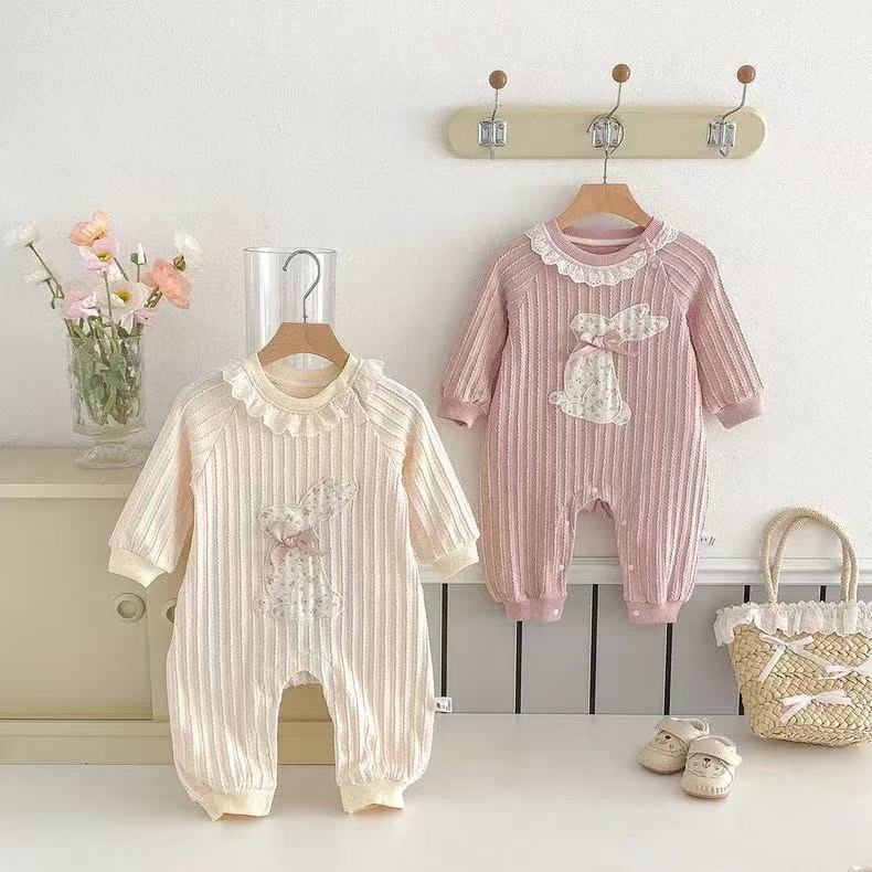 Tutina in maglia per neonata con coniglietto e colletto in pizzo