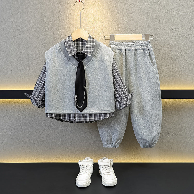 Completo bimbo con camicia a quadri, gilet grigio e cravatta decorativa
