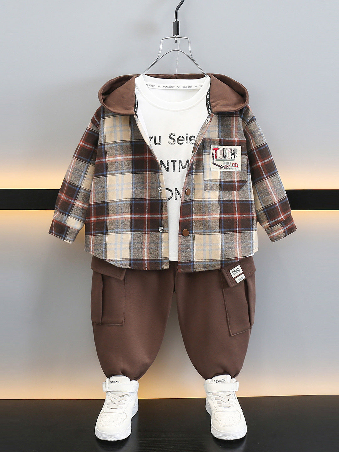 Completo bimbo 3 pezzi con camicia a quadri e pantaloni cargo – Blu Navy / Marrone
