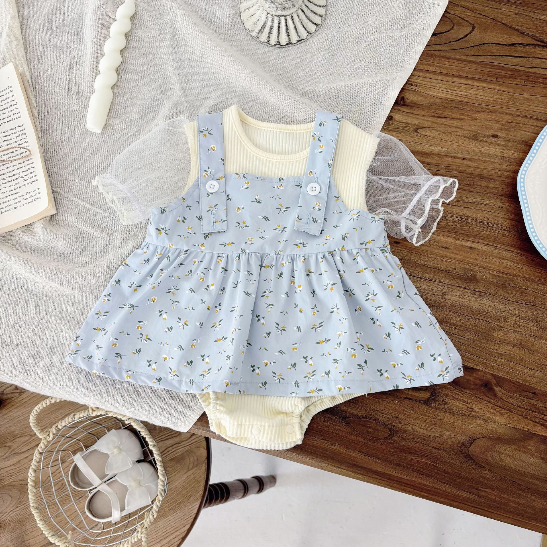 Completo bimba con salopette azzurra a fiori e body panna in tulle