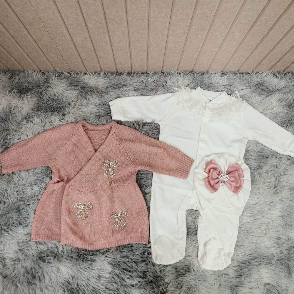 Completo invernale neonato elegante in rosa e bianco con fiocco e cardigan