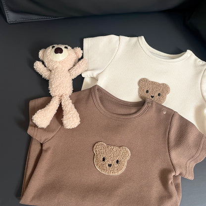 Tutina estiva unisex con cappellino e orsetto in tasca  Set 2 pezzi
