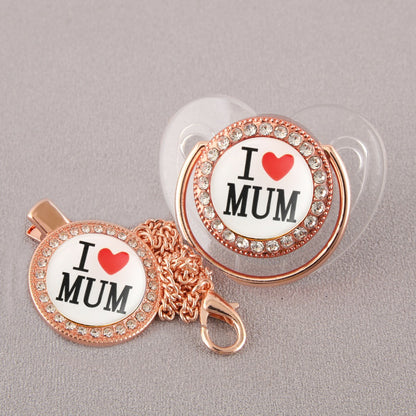 Set Ciuccio Trasparente con Catenella e Copri-Polvere – “I ❤️ MUM” con Cristalli (6-12 mesi)