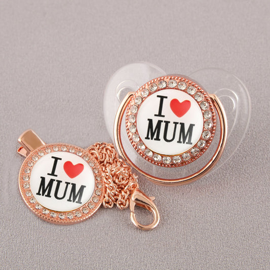 Set Ciuccio Trasparente con Catenella e Copri-Polvere – “I ❤️ MUM” con Cristalli (6-12 mesi)