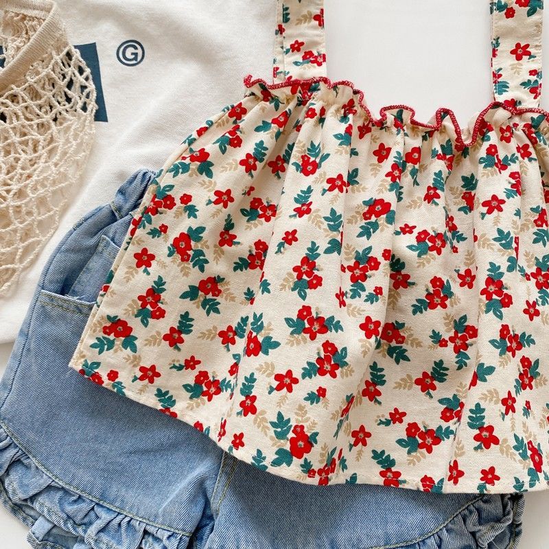Completo estivo bambina: top floreale con bretelle e shorts in denim