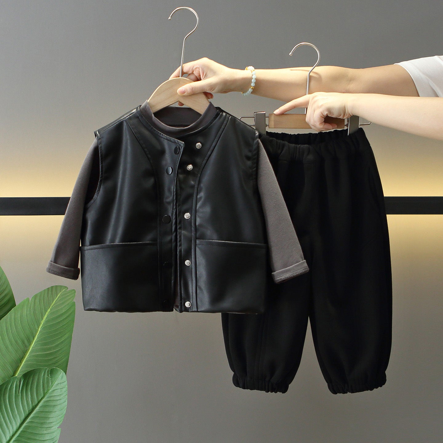 Completo bimbo 3  pezzi con gilet in ecopelle e pantaloni – Varianti nero e marrone