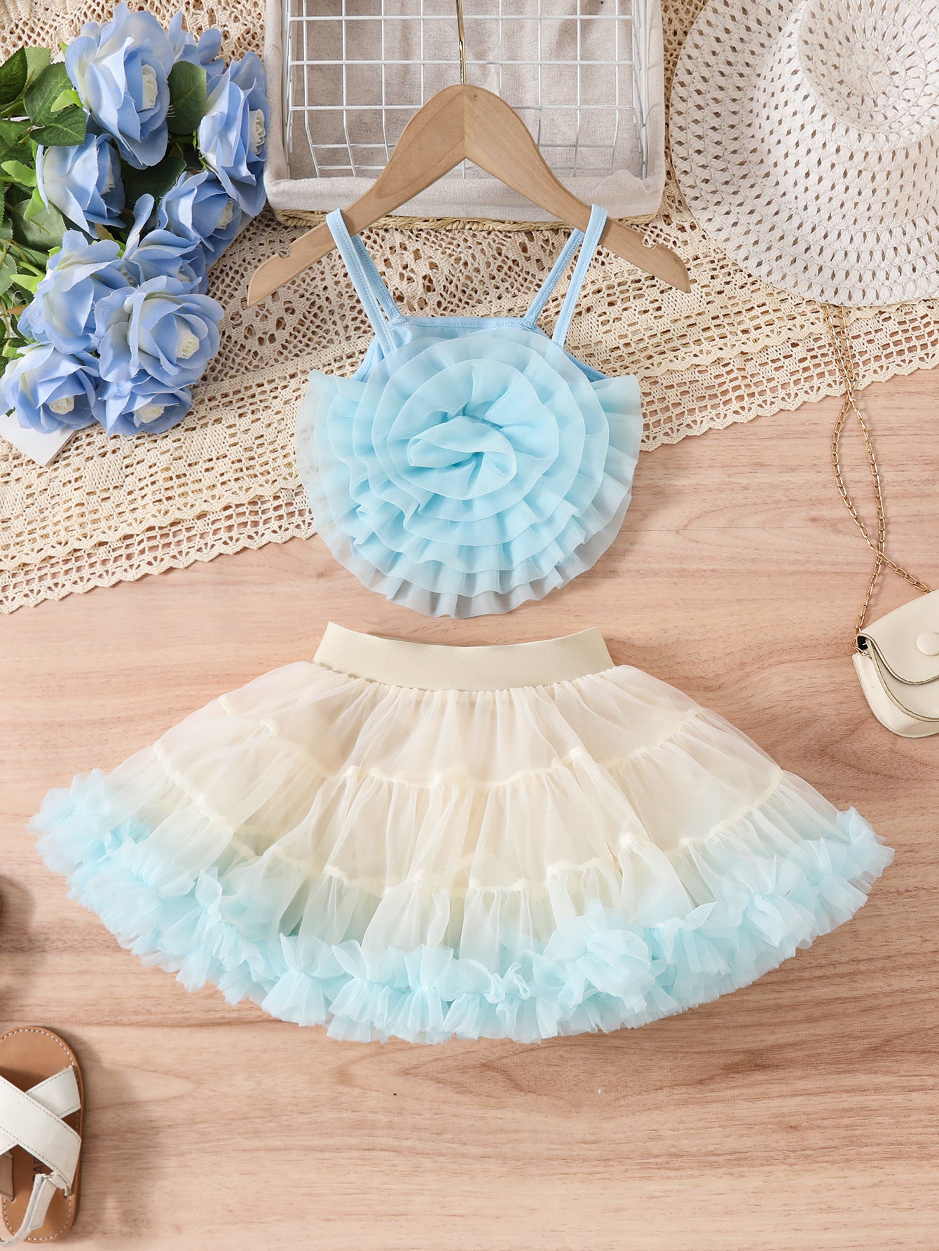 Completo estivo bambina azzurro e crema con top a fiori e gonnellina in tulle