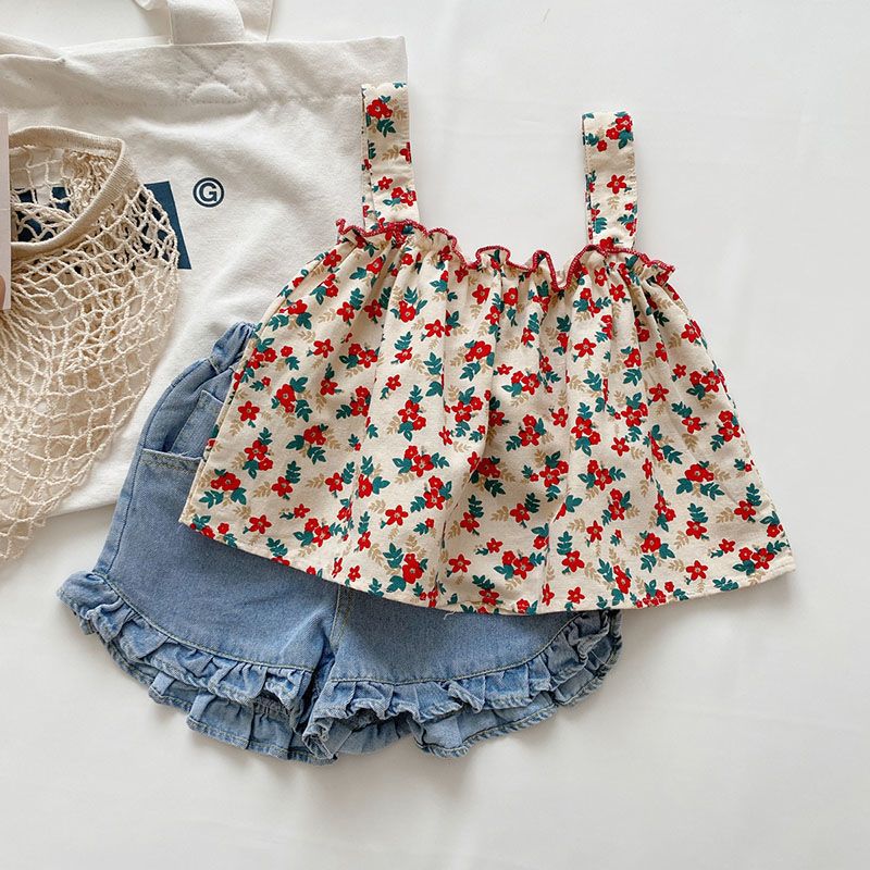 Completo estivo bambina: top floreale con bretelle e shorts in denim