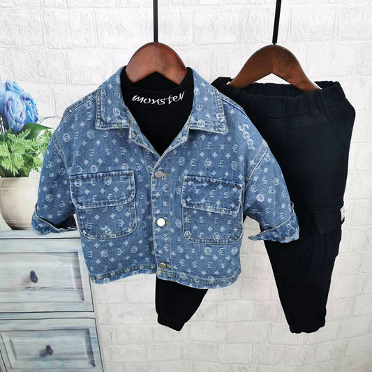 Completo Bimbo Street Style – Giacca Jeans con Simboli, T-shirt Nera e Pantaloni Neri