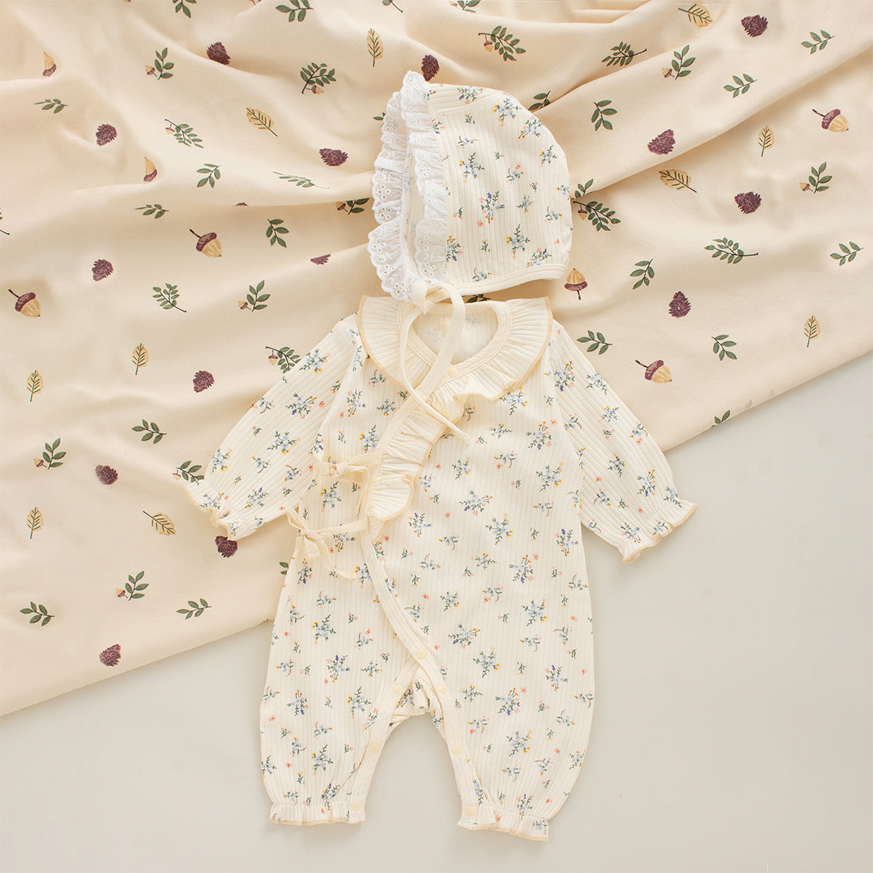 Coordinato Set Neonata/ Bimba  2 pezzi –  Fiori delicati e pizzo