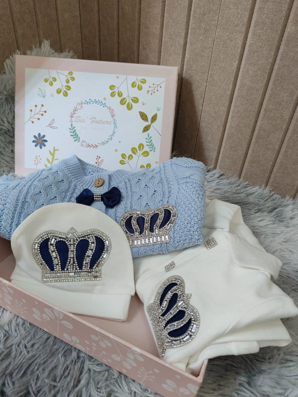 Completo Neonato Elegante 3 Pezzi – Azzurro con Corona