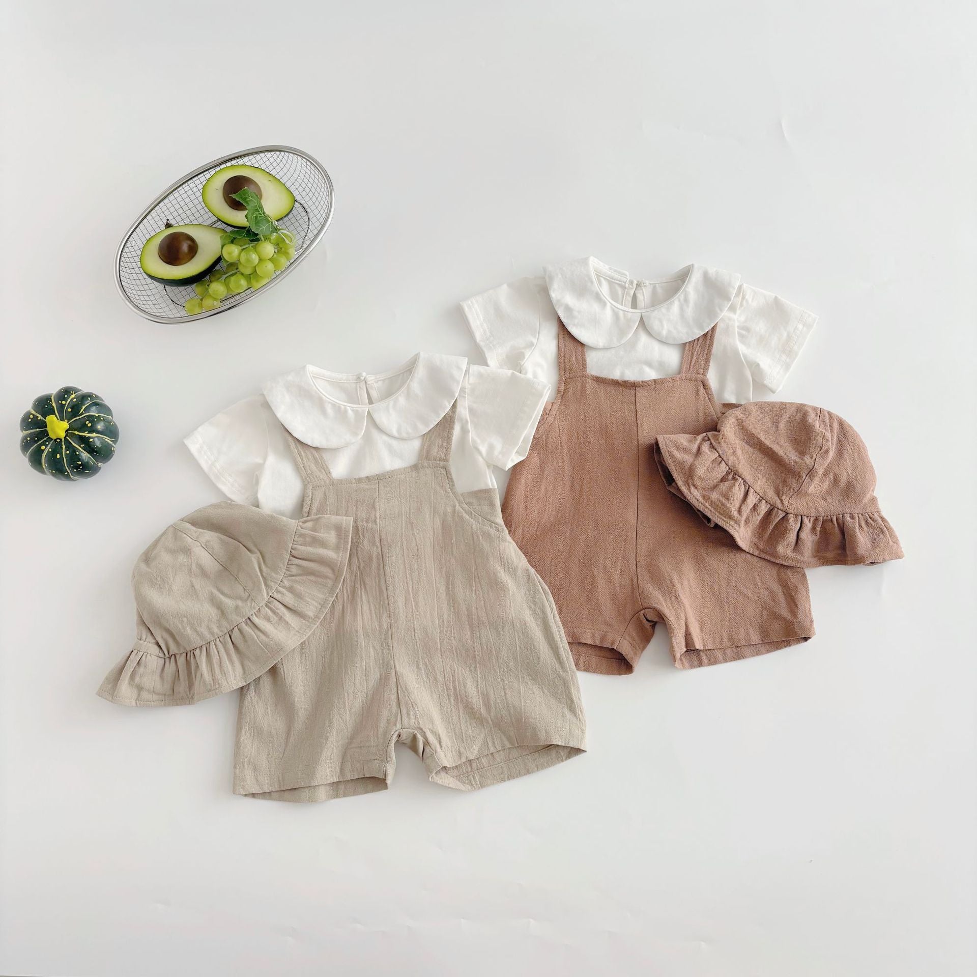 Completo bimba estivo con salopette , maglia e  cappellino  Beige o marroncino