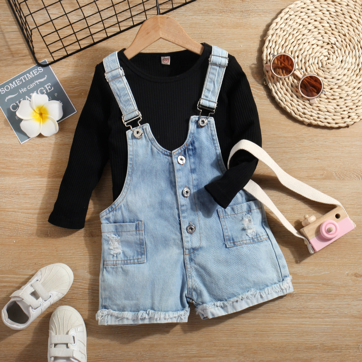 Completo bambina salopette in denim e maglia nera – Urban style