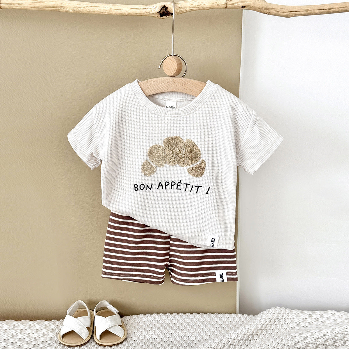 Completo Estivo Bambino “Bon Appétit”  T-Shirt Croissant + Shorts a Righe