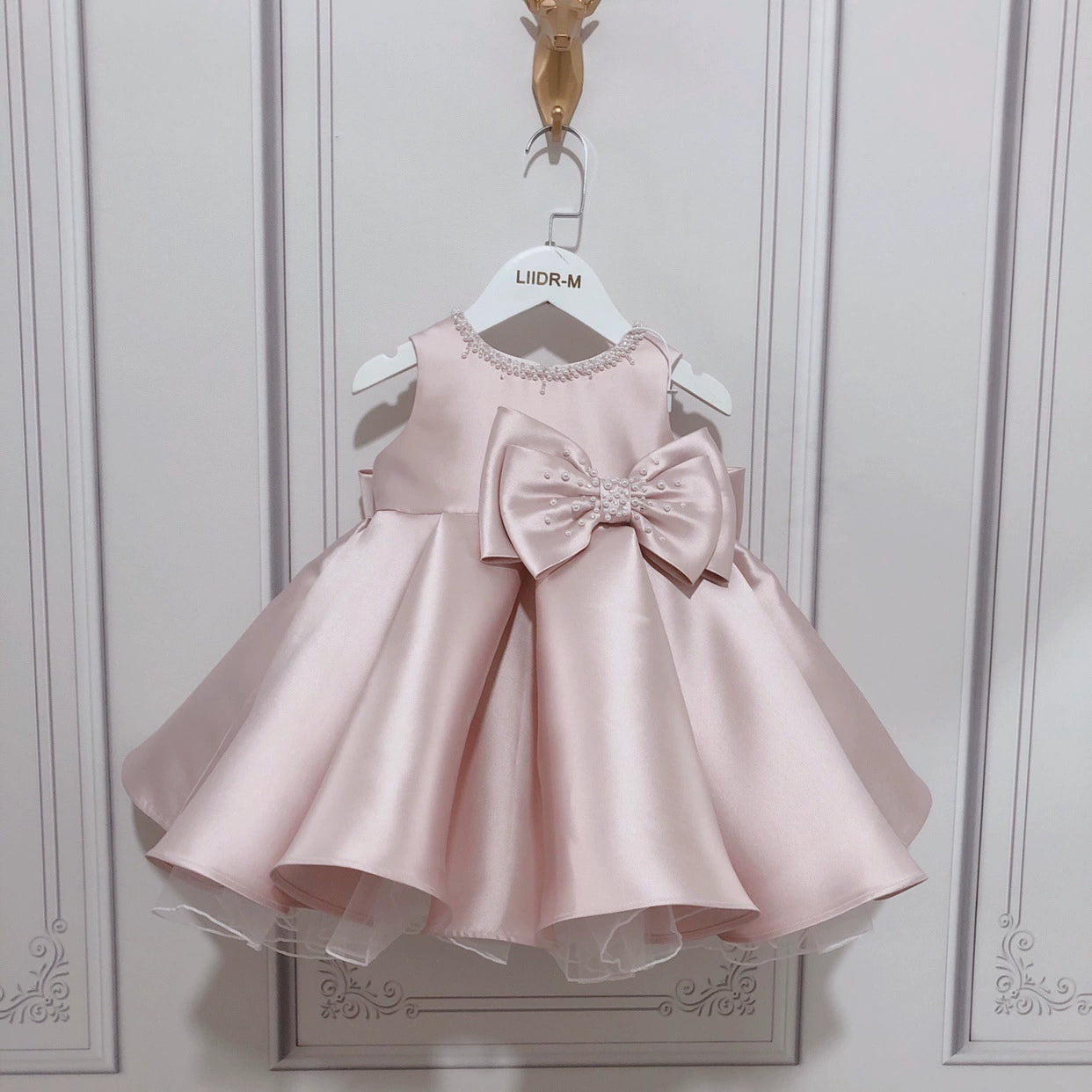 Abito Elegante Bambina Rosa con Fiocco – SCOLLATO E MANIUCA LUNGA
