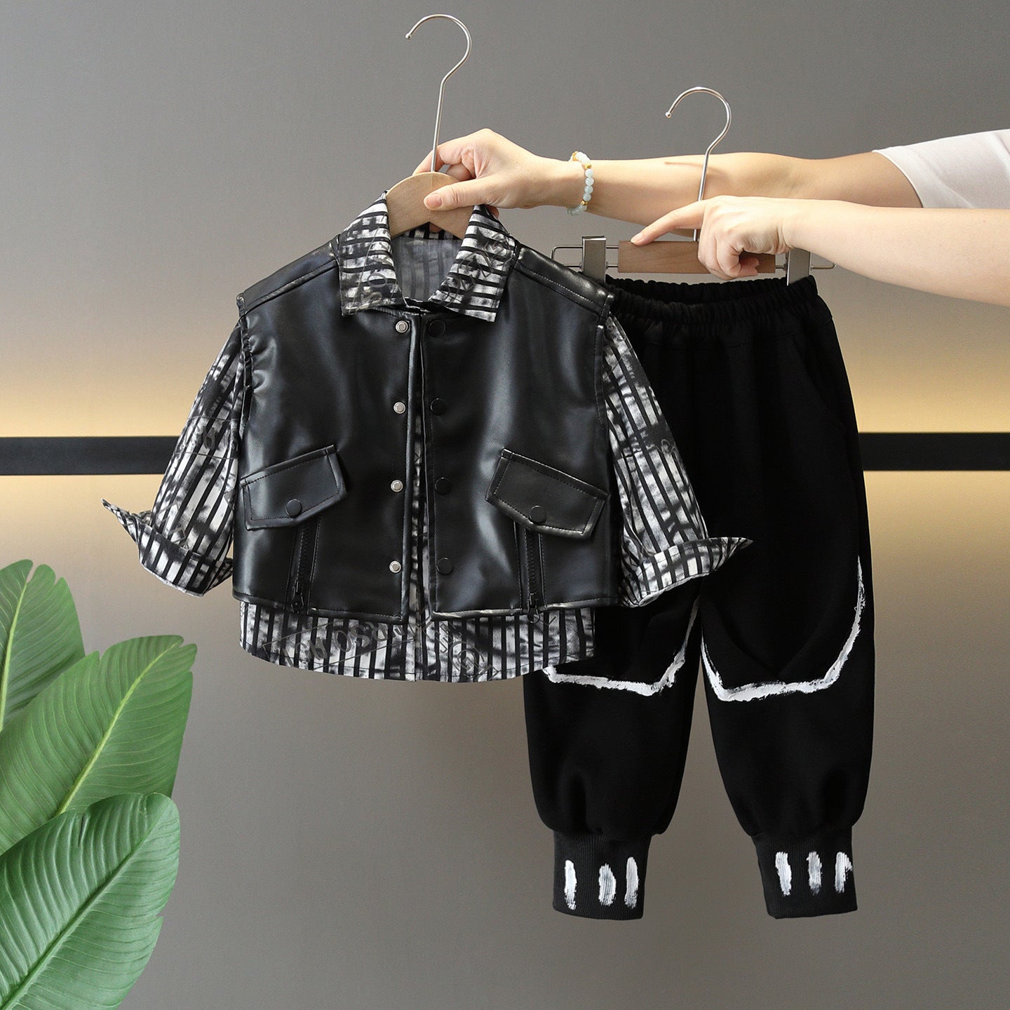 Completo bambino 3 pezzi camicia + pantaloni e gilet in ecopelle