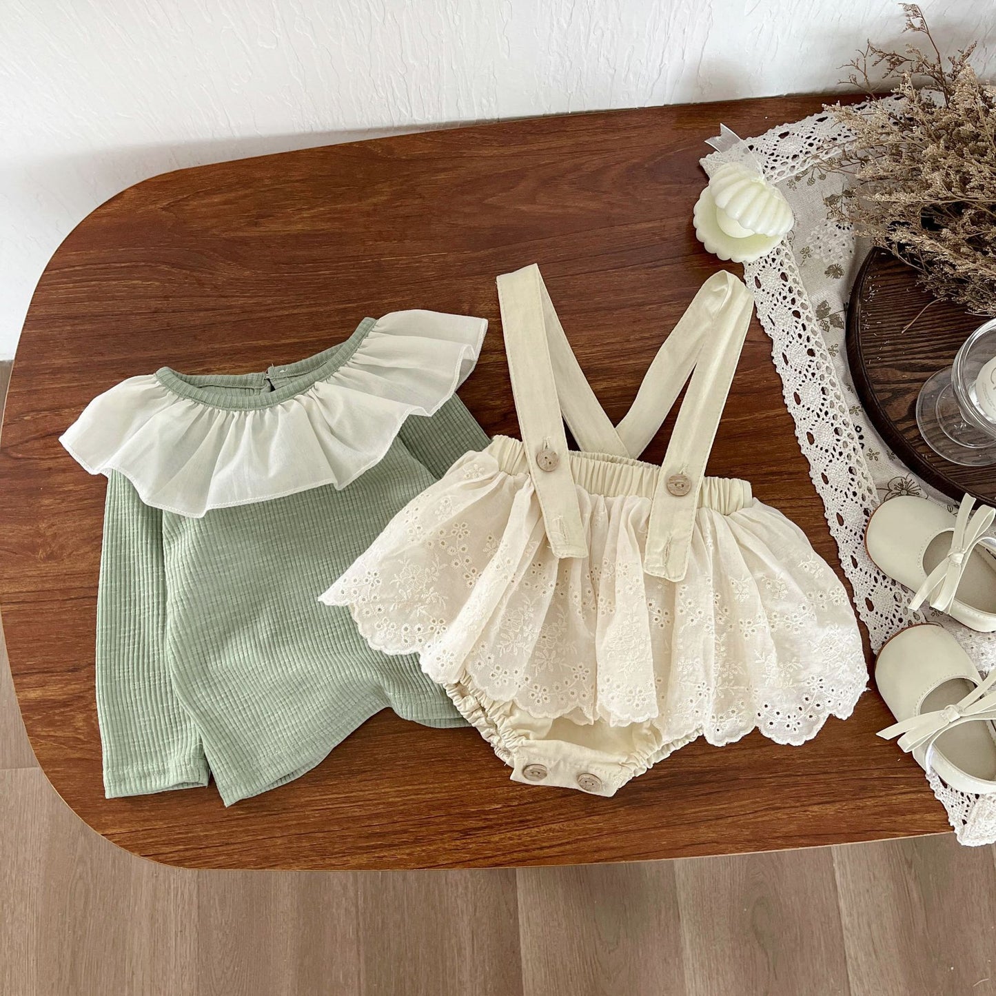 Completo per Bambina con Body Verde Salvia e Gonna in Pizzo - Stile Romantico