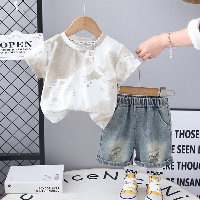 Completo Estivo Bimbo – T-shirt Celeste Astratta e Shorts in Denim