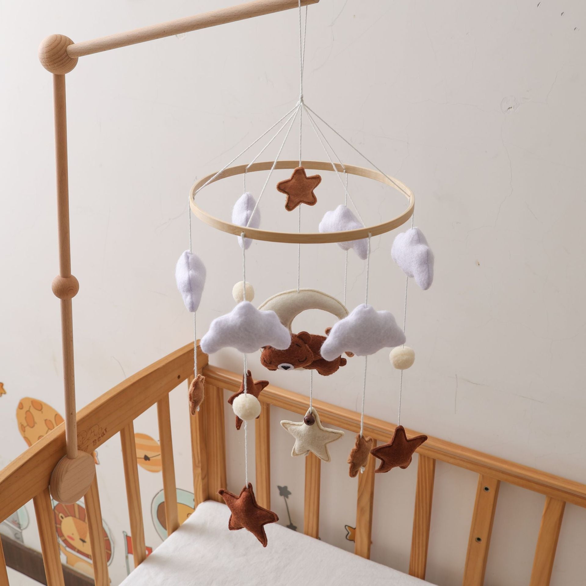 Giostrina in Feltro “Orsetto Sognante” – Decorazione per Culla o Cameretta