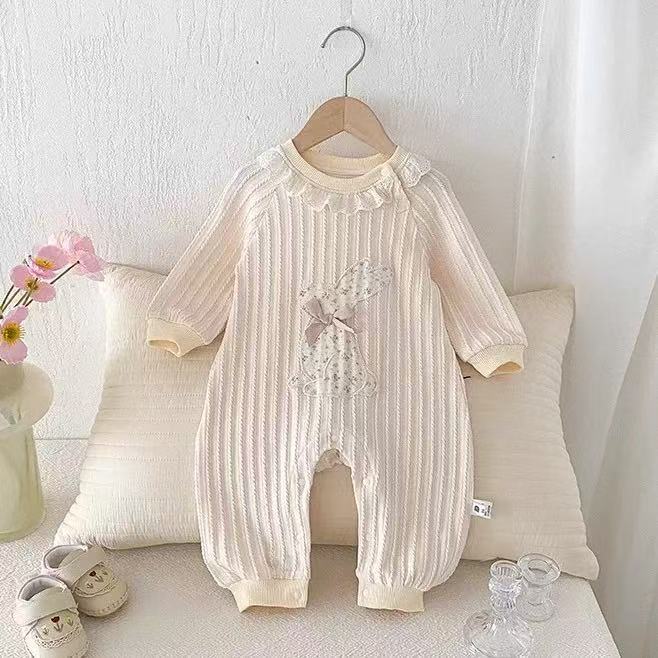 Tutina in maglia per neonata con coniglietto e colletto in pizzo