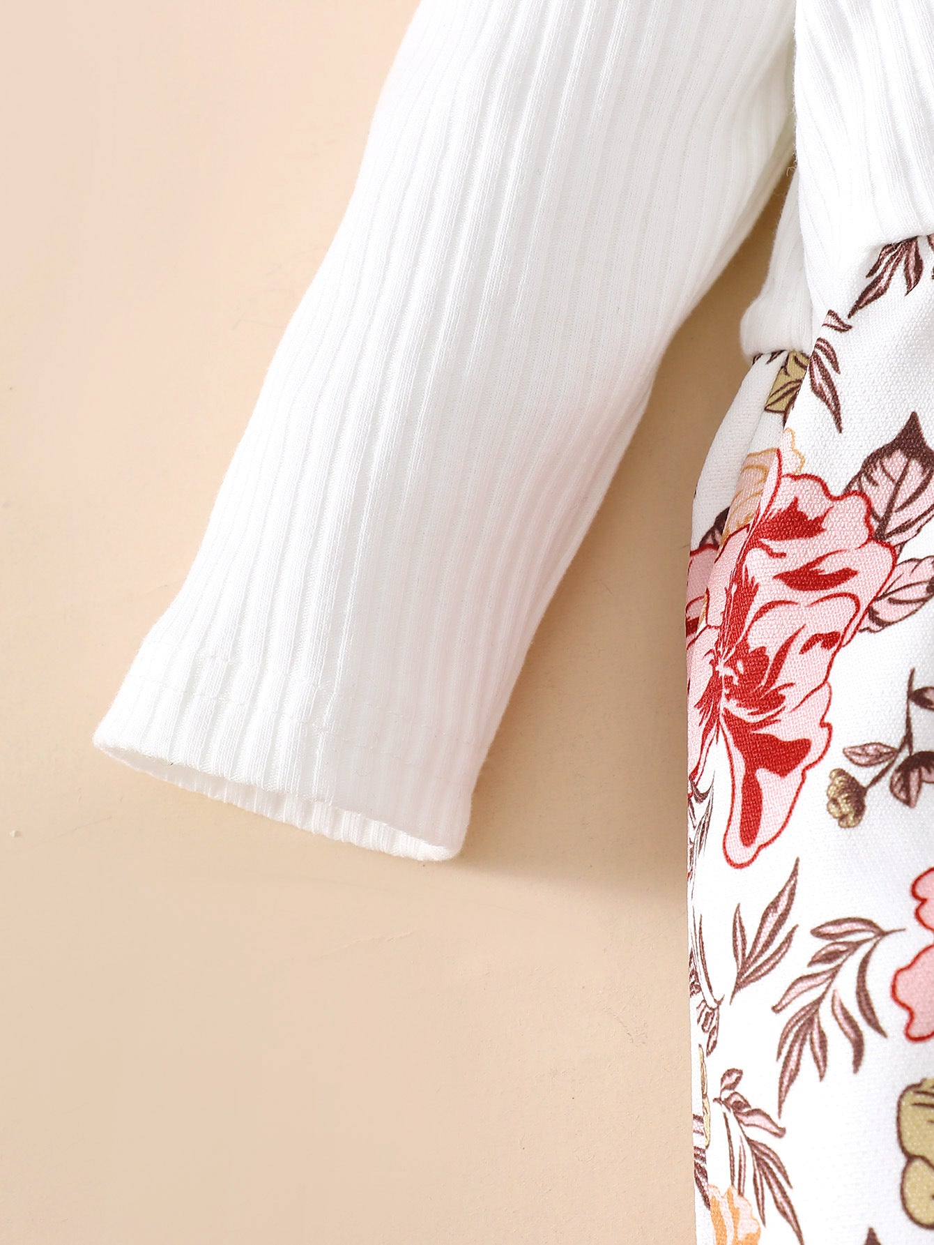 Body con Maniche a Volant, Salopette Floreale e Fascia Coordinata