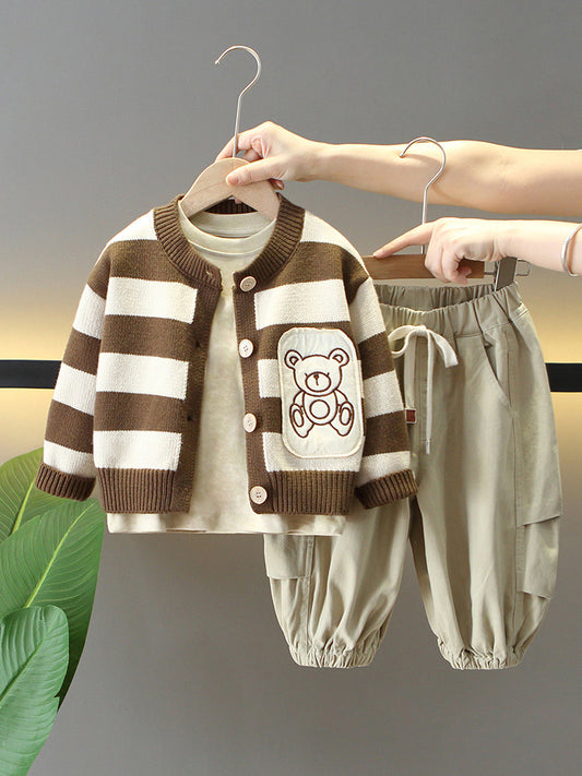 Completo Bimbo 3 Pezzi – Maglia Basic + Cardigan a Righe Orsetto + Pantaloni Cargo