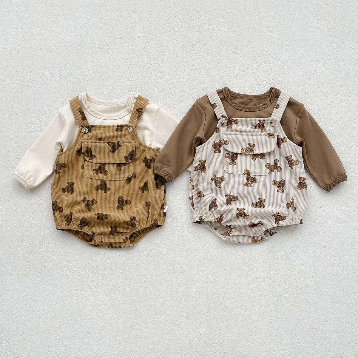 Completo bimbo con salopette in velluto a coste e stampa orsetti