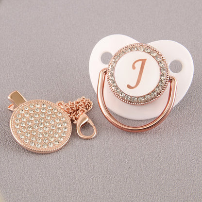 Set Ciuccio Luxury Bianco e oro rosa con Clip – Personalizzato con Iniziale (6-12 mesi)