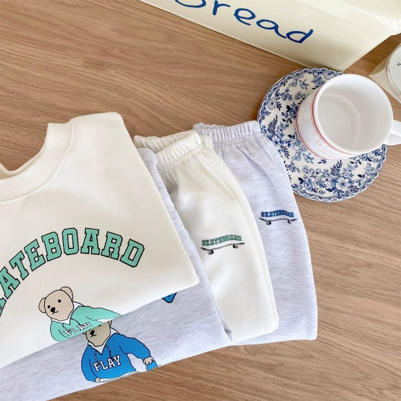 Completo Bimbo "Skateboard Bear" – Felpa e Pantaloni in Cotone