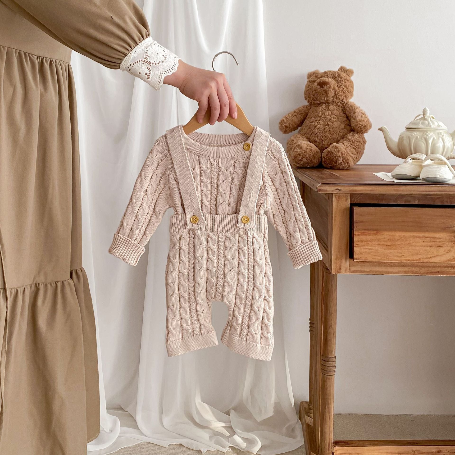 Tutina Salopette  in maglia intrecciata con bretelle