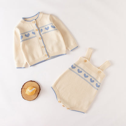 Completo bimba in Maglia con Motivo Cuori - Cardigan e Salopette