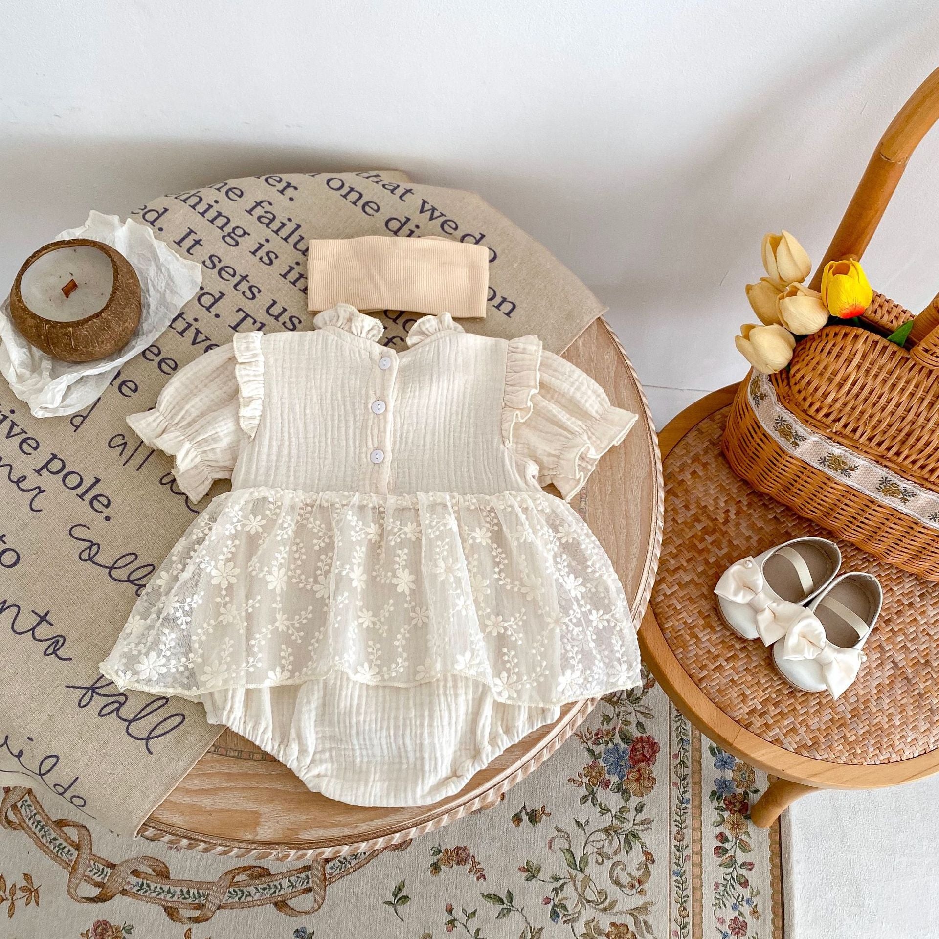 Pagliaccetto Neonata/ Bimba  in Mussola con Gonna Ricamata – Modello Fiorellini