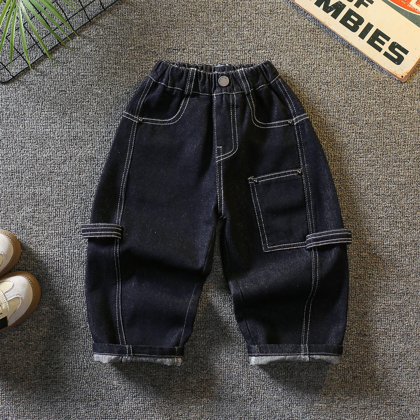 Completo bambino 3 pezzi stile casual – Giacca in ecopelle, camicia stampata e jeans cargo