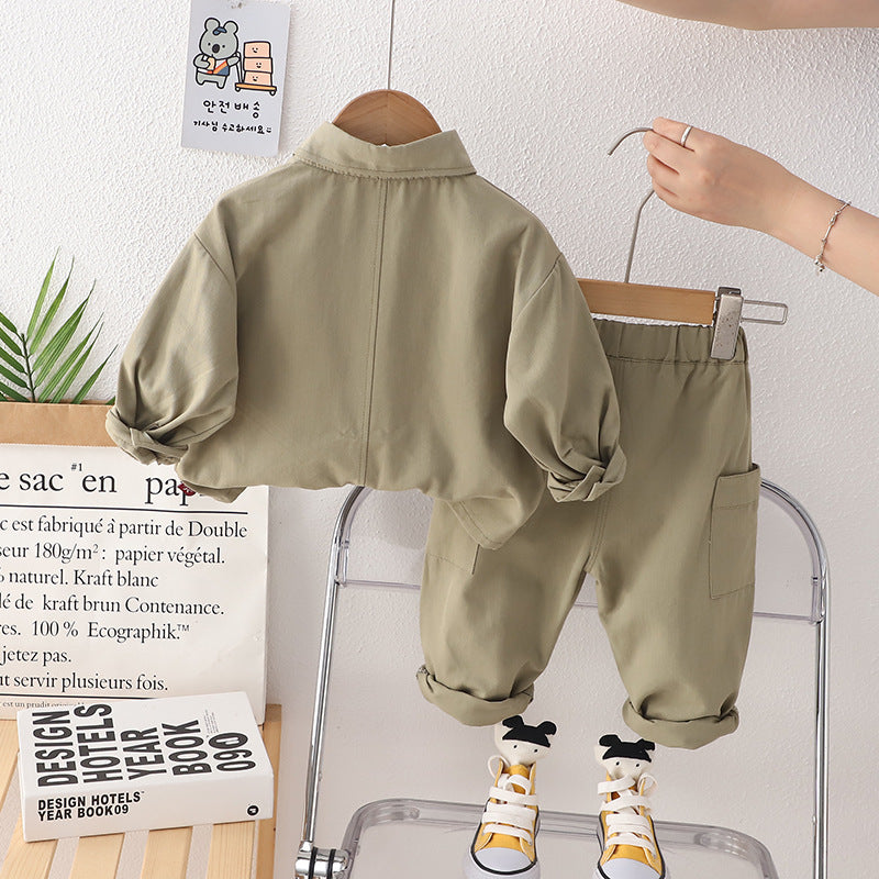 Completo Bambino Minimalista con Camicia e Pantaloni Cargo