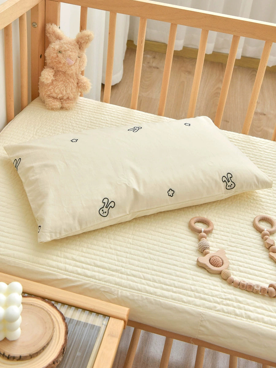 Cuscino Neonato 25×40 cm in Cotone con federa – Ricamo Coniglietto Stilizzato
