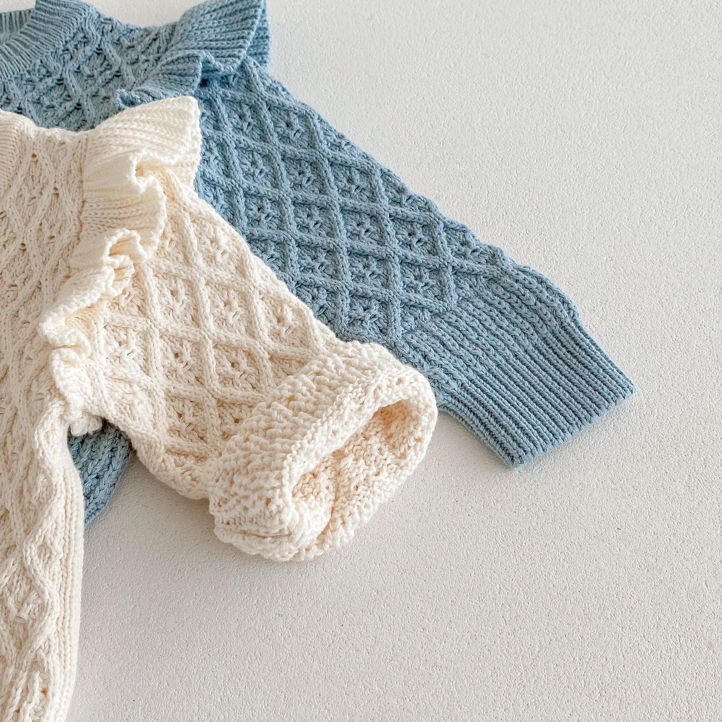 Cardigan Bambina in Maglia con Volant – Eleganza e Comfort per Ogni Stagione