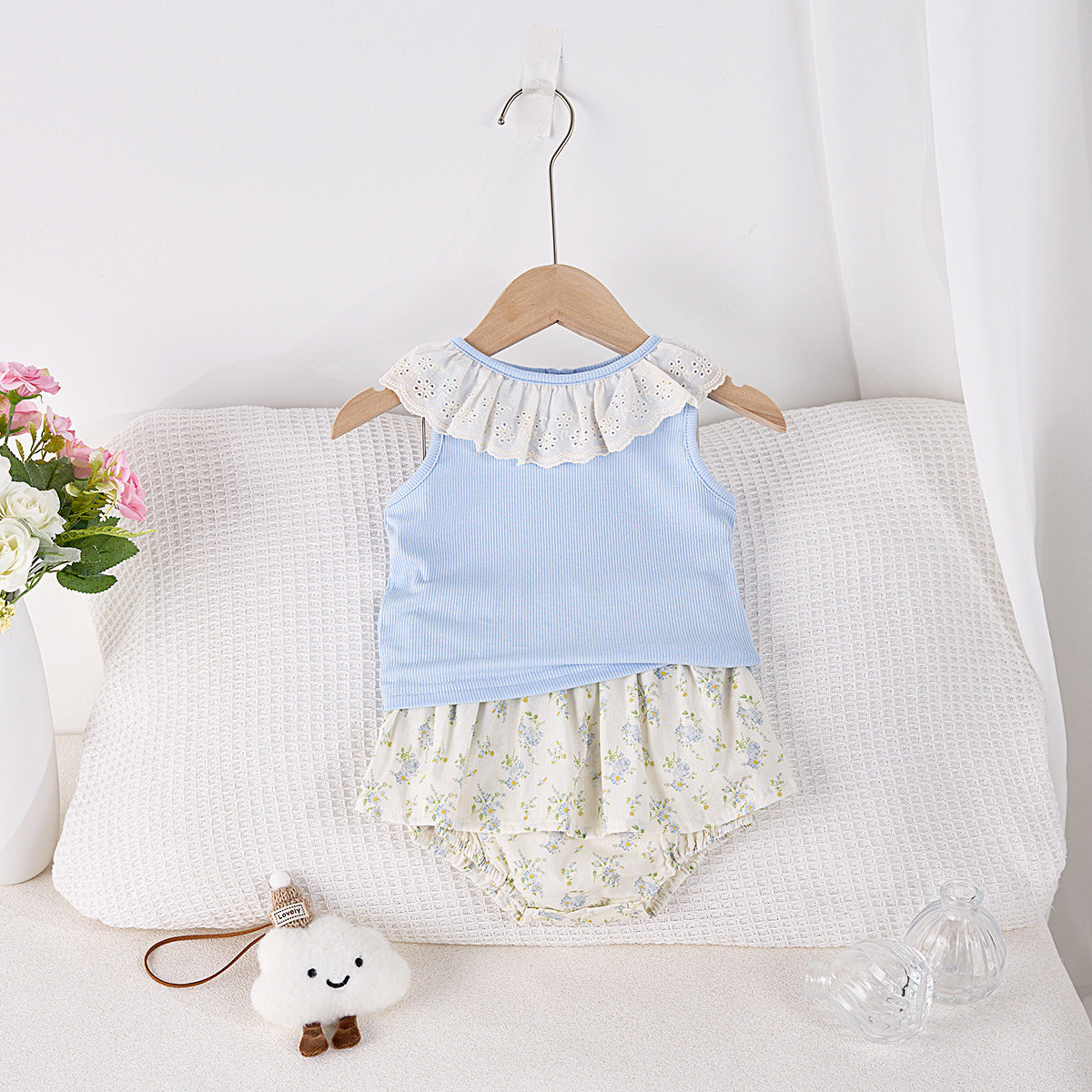 Completino Estivo Neonata/ BImba 2 Pezzi – Top con Volant Ricamato e Bloomers a Fiori