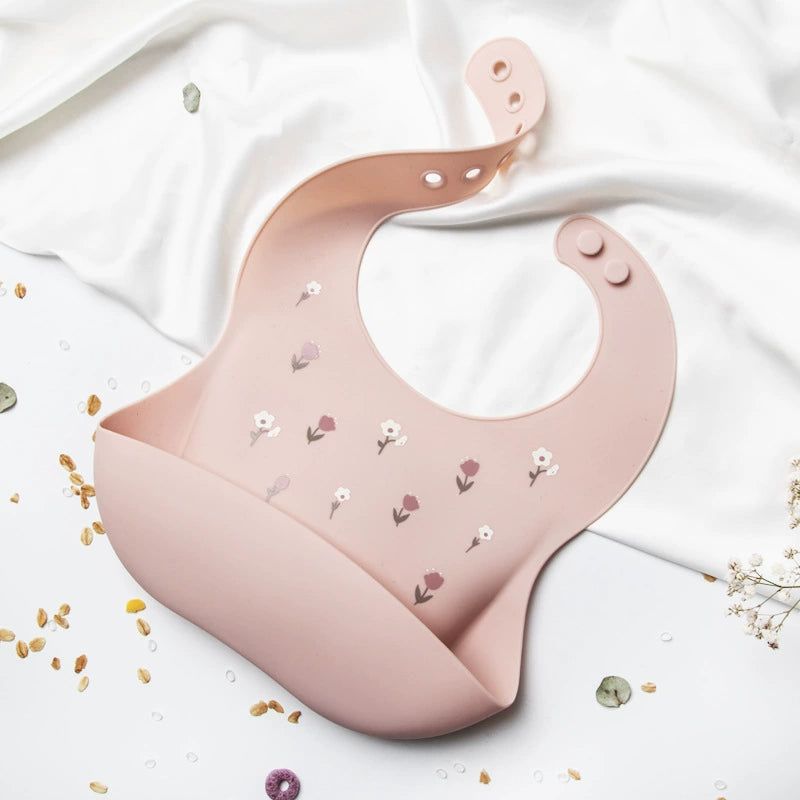 Bavetta in Silicone con Tasca – Fiorellini Rosa, Antigoccia e Regolabile