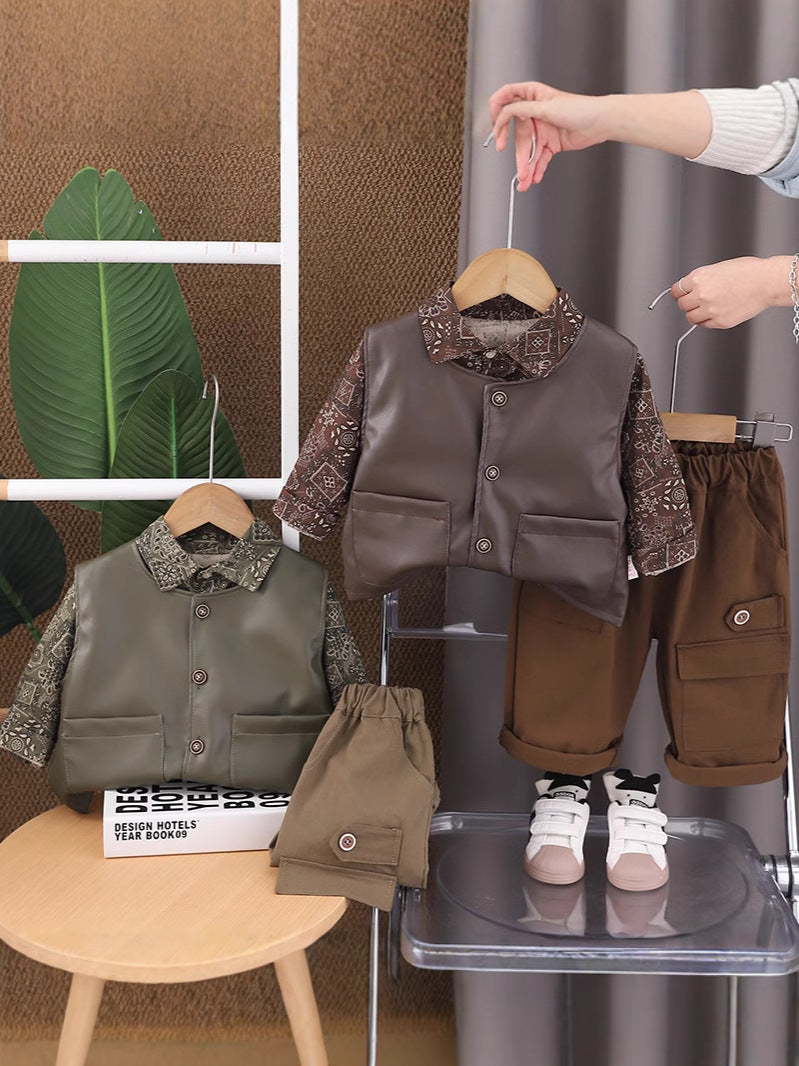 Completo Bambino 3 Pezzi Stile Urban Chic Camicia Stampata, Gilet Ecopelle e Pantaloni Cargo