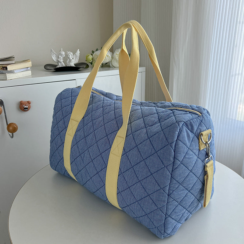 Borsa da viaggio trapuntata azzurra con manici gialli e patch orsetto