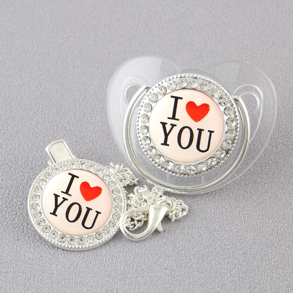 Set Ciuccio con Catenella e Copri-Polvere – “I ❤️ YOU” con Cristalli (6-12 mesi)