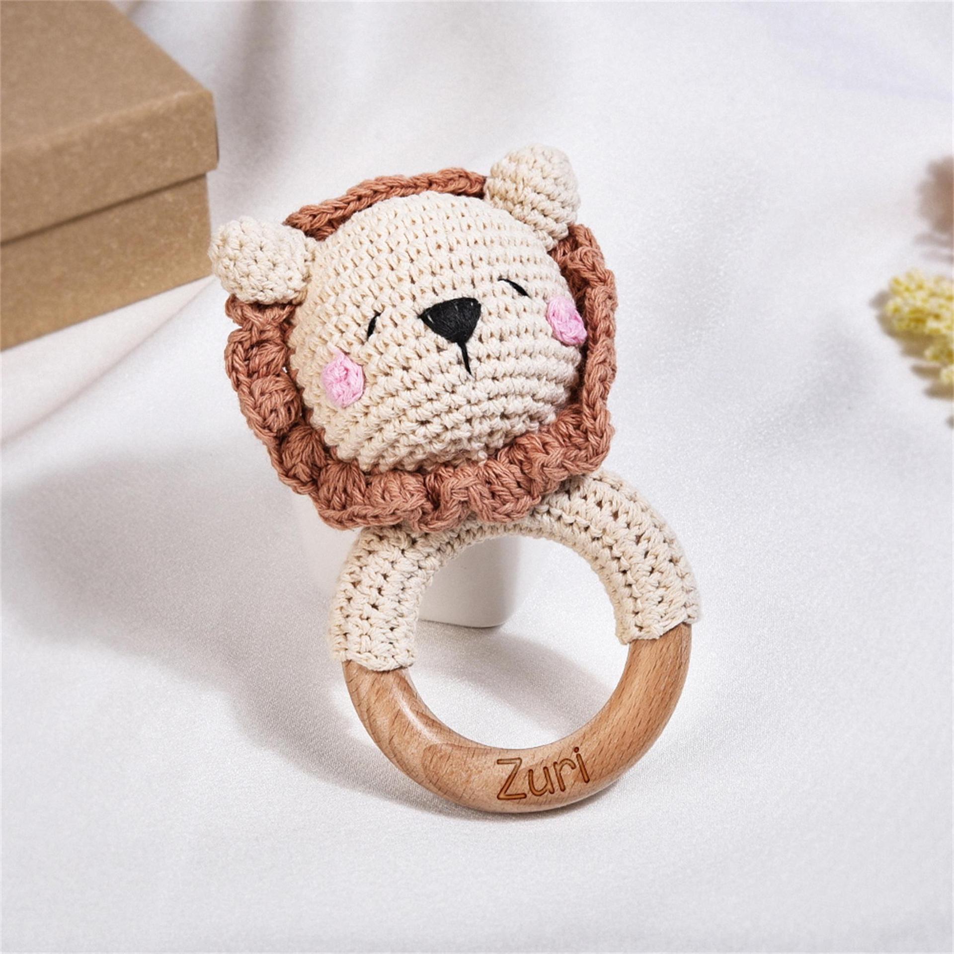 Sonaglio neonato in legno e cotone all’uncinetto – Animali handmade