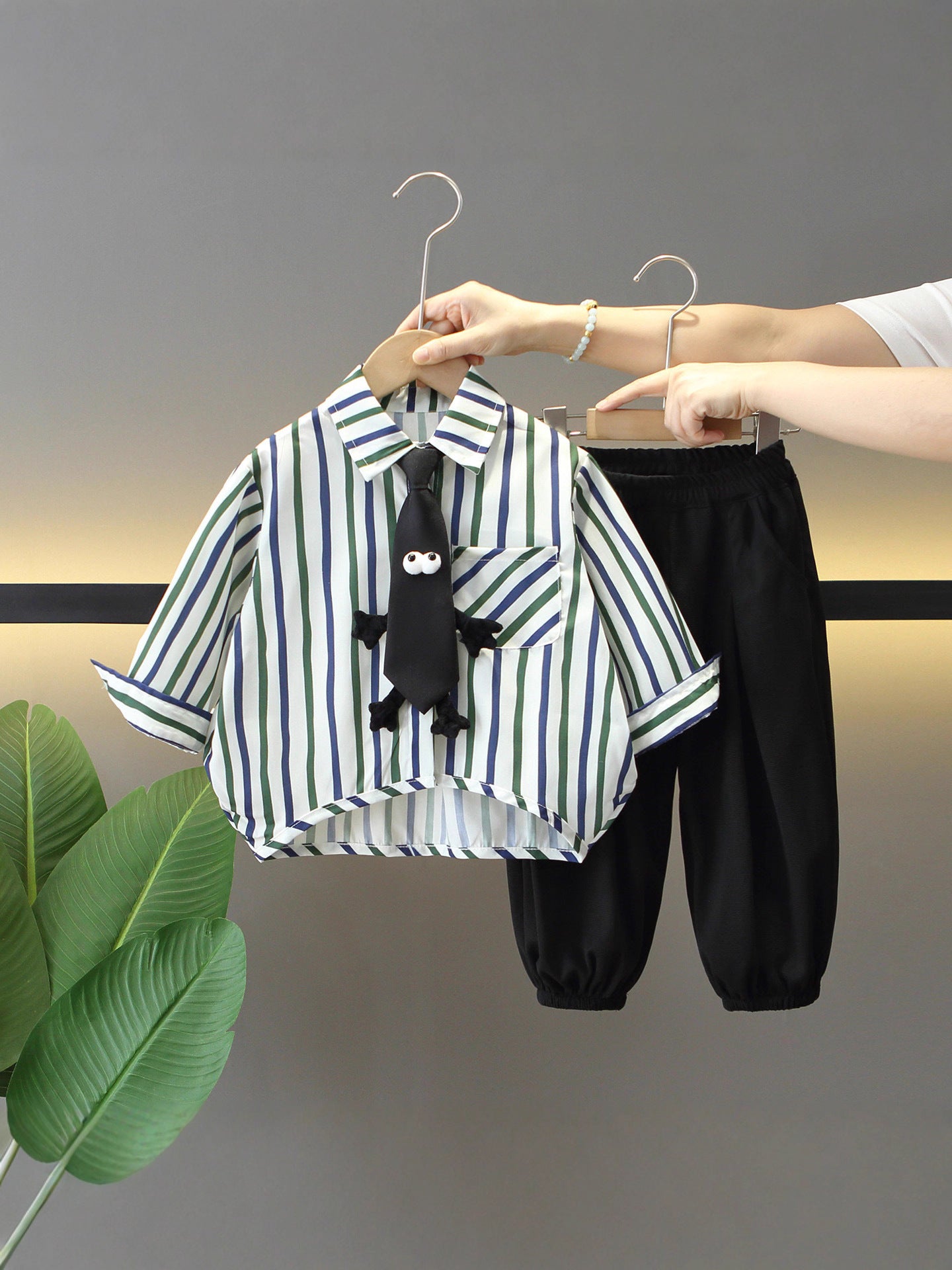 Completo bambino  2 pezzi – Camicia a righe con cravatta giocattolo e pantaloni neri