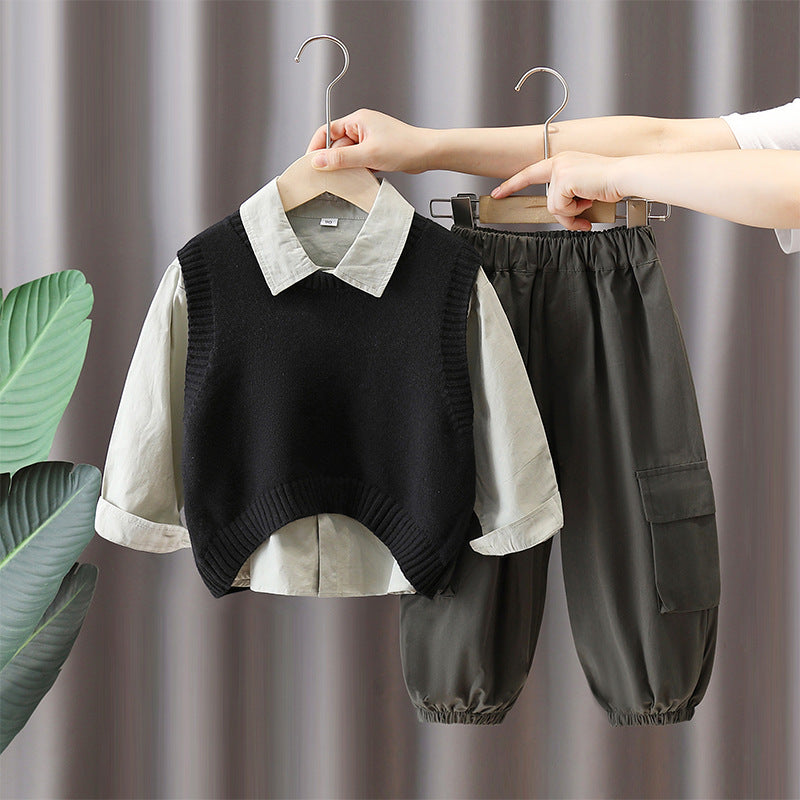 Completo elegante bambino con camicia, gilet e pantaloni cargo