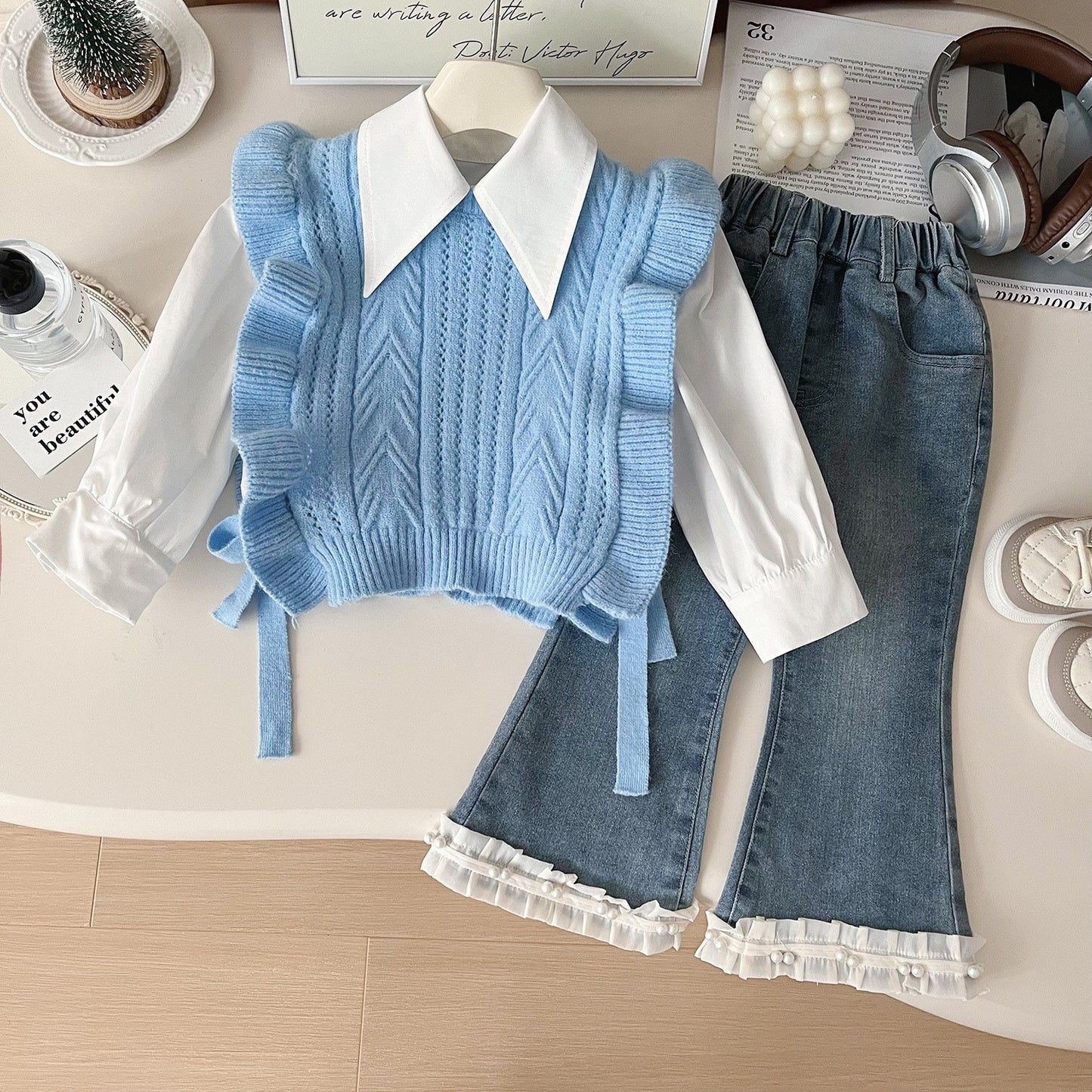 Set Bambina Camicia Bianca con Gilet Maglia e Jeans – 3 Pezzi