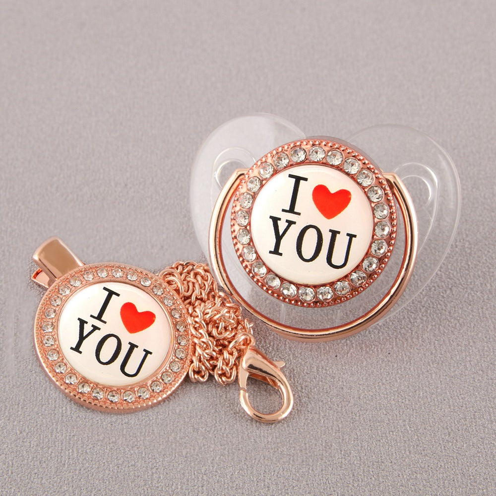 Set Ciuccio con Catenella e Copri-Polvere – “I ❤️ YOU” con Cristalli (6-12 mesi)