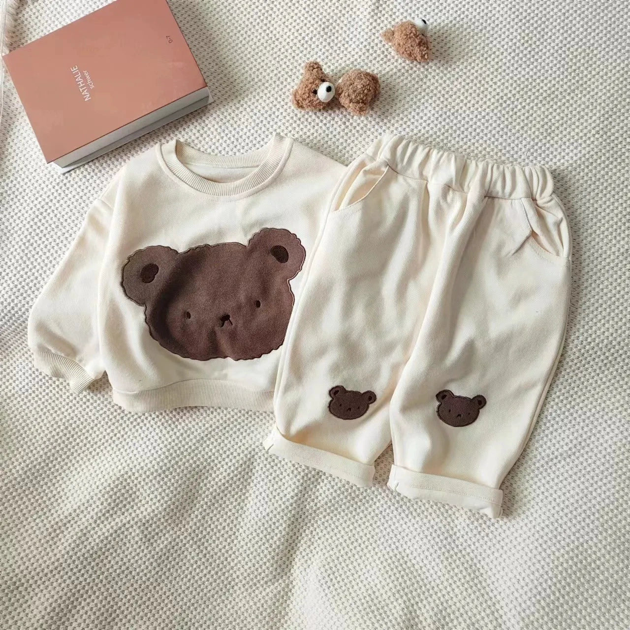 Completo Bimbo “Teddy Cream” in Cotone Morbido – Maglia e Pantaloni Coordinati