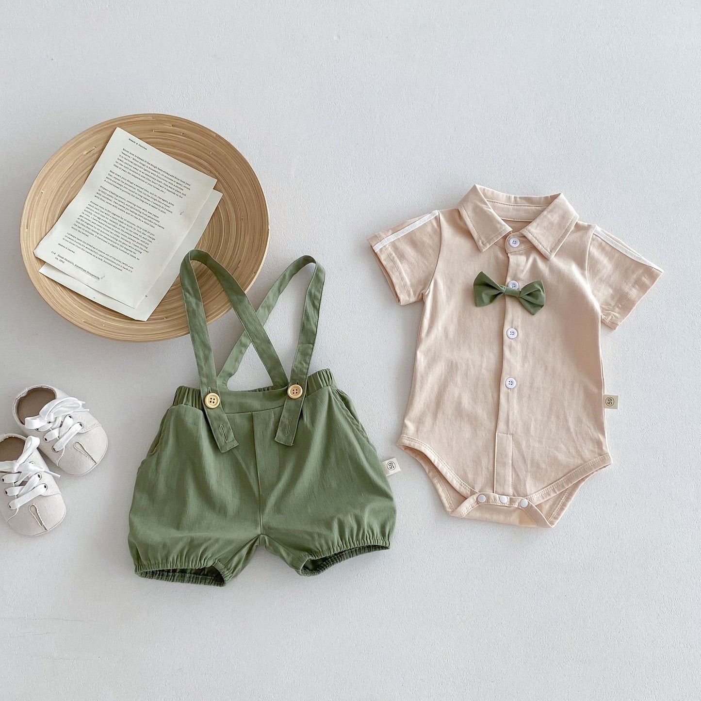 Set Elegante per Bambino con Body Camicia e Salopette Verde