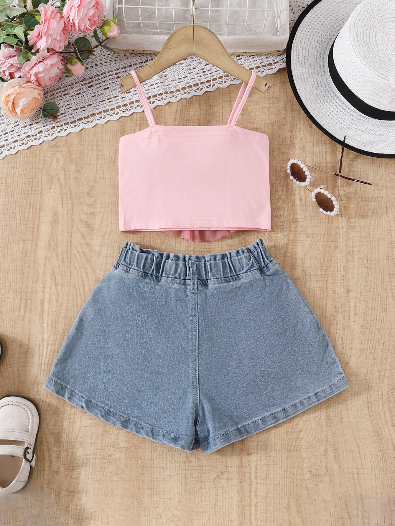 Top Rosa con Balze a Fiore e Shorts in Denim con Perline